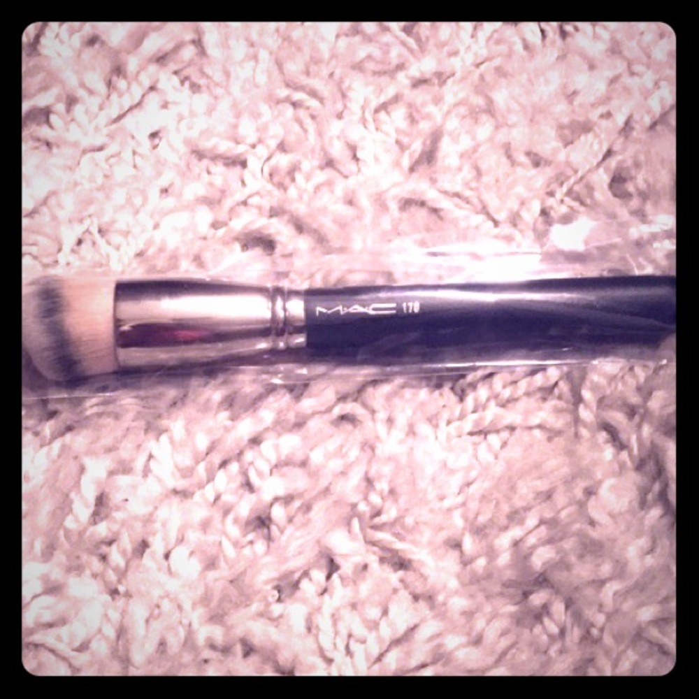 MAC Foundation brush # 170